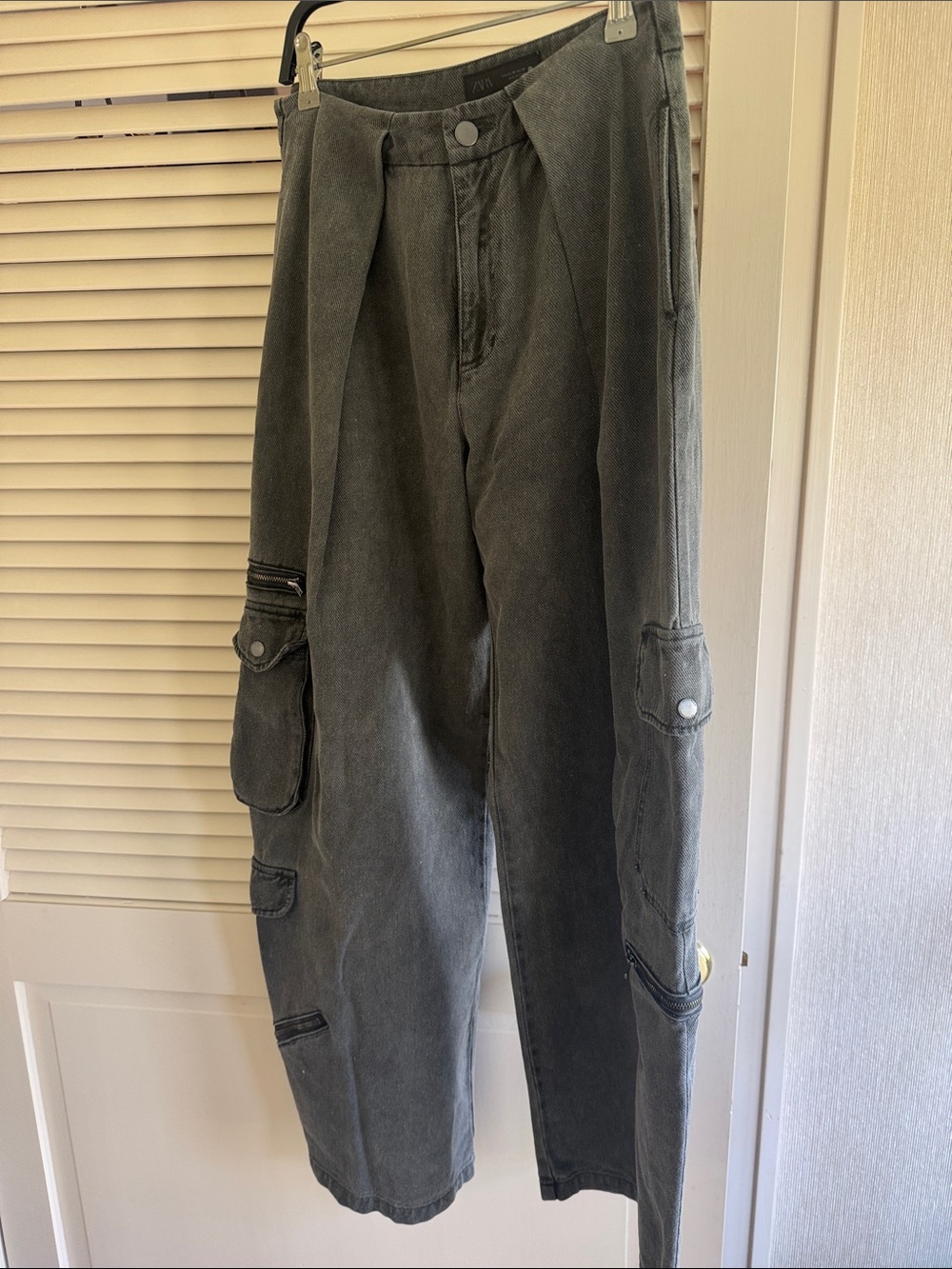 Zara High-Rise Cargo Jeans in Washed Gray size XS